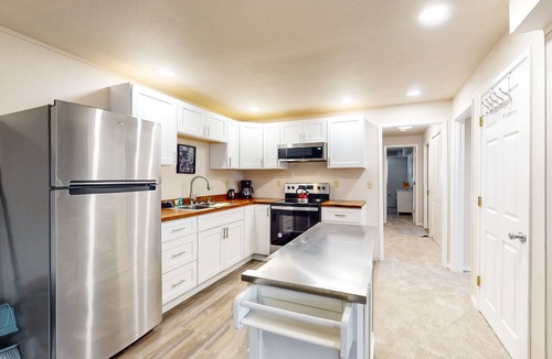 Silverdale House | Lower level duplex with patio, mountain views and W/D