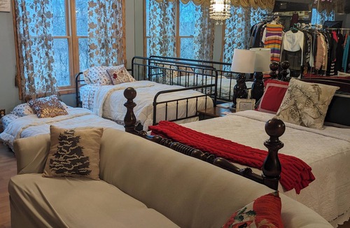 Portage House | Lower Level EnSuite for 4 near Chicago Mich & Indiana Dunes