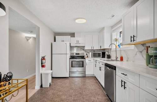 Inglewood House | Lower Level Gem! 2 King Beds, Dining, Wifi,