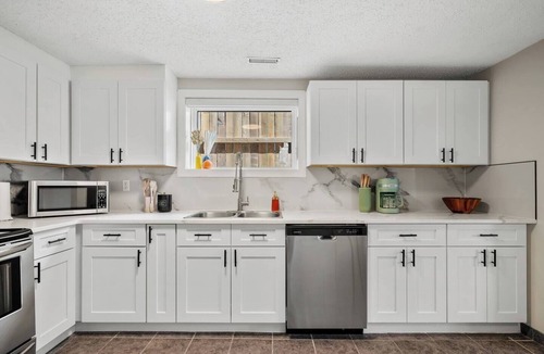 Inglewood House | Lower Level Gem! 2 King Beds, Dining, Wifi,