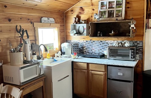 Broadway Apartment | Lower Rates Dec 1-March Mountain View’s, Friendly Animals and Fun by the Pond