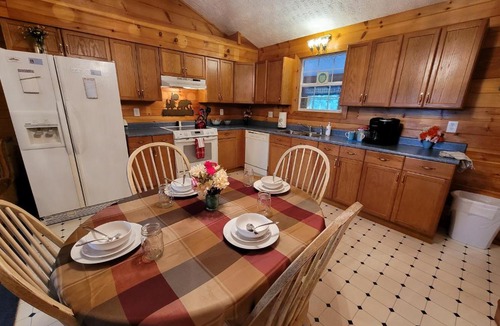 Sevierville House | LOWEST PRICES OF THE YEAR Enjoy the Smoky Mountains AN ENTIRE HOME Sleeps 10 Pet friendly