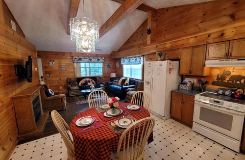 Sevierville House | LOWEST PRICES OF THE YEAR Enjoy the Smoky Mountains AN ENTIRE HOME Sleeps 10 Pet friendly