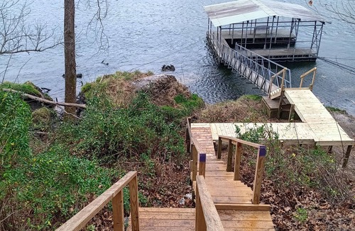 Flippin House | LOWEST SUMMER RATES ON WHITE RIVER W/2 SLIP COVERED BOAT DOCK! GREAT FISHING!