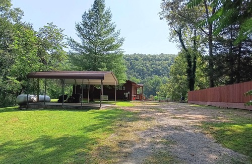 Flippin House | LOWEST SUMMER RATES ON THE WHITE RIVER! AMAZING FLY & SPIN FISHING IN BACKYARD!