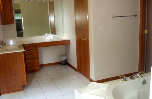 Ames Bed & Breakfast | Loya's Little House Bed & Breakfast