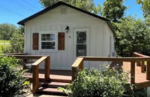 Grove Cottage | LPC 4 Vintage Fishing Cabin, Lake View, Boat Parking, near boat ramp, slps 2