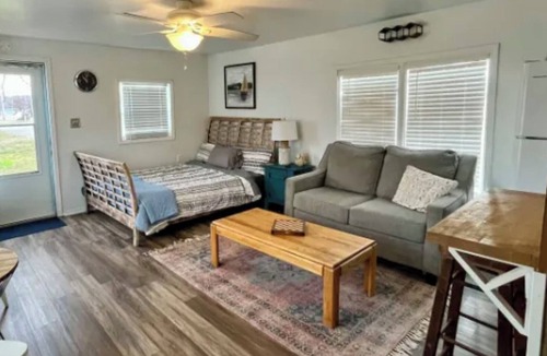 Grove Cottage | LPC 4 Vintage Fishing Cabin, Lake View, Boat Parking, near boat ramp, slps 2
