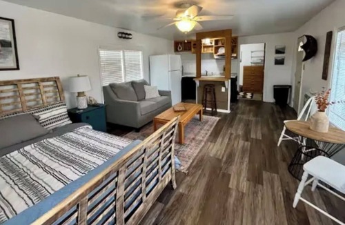 Grove Cottage | LPC 4 Vintage Fishing Cabin, Lake View, Boat Parking, near boat ramp, slps 2