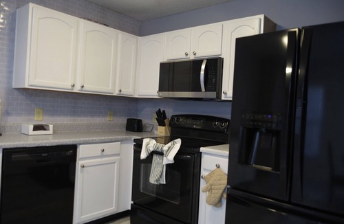 Wayne House | LRCD - Quiet, Modern Home Near Downtown & Airport