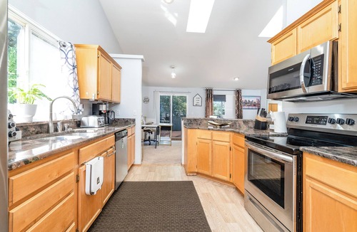 West Lake Stevens House | LS2: DESIRED VILLA: single level rambler w hot tub