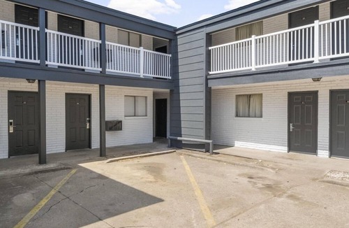 Tulsa Apartment | LTA Suites Brookside