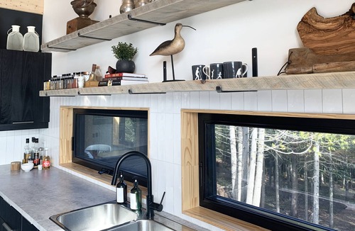 Sainte-Lucie-des-Laurentides Cottage | Luxury lakefront cabin. Modern design + hot tub