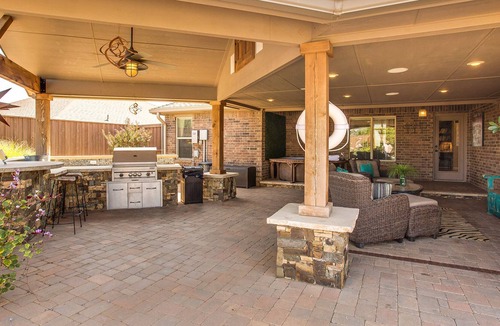 Lubbock House | Lubbock’s #1 Rated Private Luxury Pool w/ Firepit Grill Outdoor Kitchen🔥