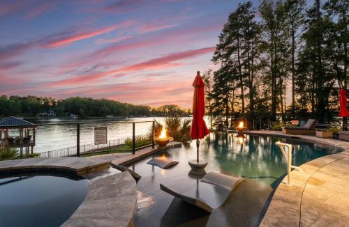 Mayhew House | Lucent Sunset Retreat