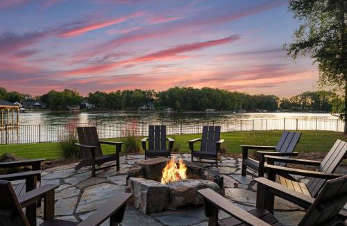 Mayhew House | Lucent Sunset Retreat