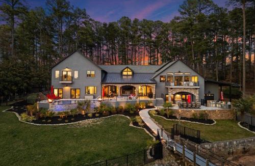Mayhew House | Lucent Sunset Retreat