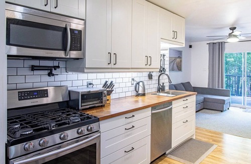 Faraday Cottage | Lucerne Shores - Three Bedroom Cottage, Sleeps 6