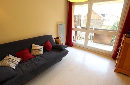 Bagneres-de-Luchon Apartment | Luchon - T2 avec balcon, animaux admis, parking - FR-1-313-146