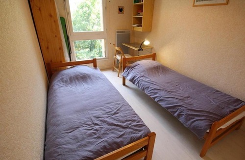 Bagneres-de-Luchon Apartment | Luchon - T2 avec balcon, animaux admis, parking - FR-1-313-146