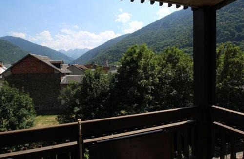 Bagneres-de-Luchon Apartment | Luchon - T2 avec balcon, animaux admis, parking - FR-1-313-146