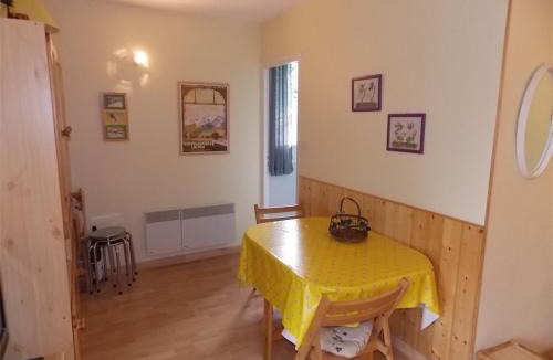 Bagneres-de-Luchon Apartment | Luchon T2 Centre Ville avec Balcon Sud et Parking - Animaux Admis - FR-1-313-194