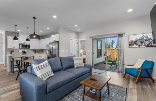 Old Farm District House | Lucia Escape