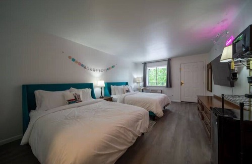 Eureka Springs Historic District Hotel | Lucky #13, room at Glory Dayz!