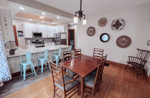 Pontiac House | Lucky 7s Bungalow with hot tub