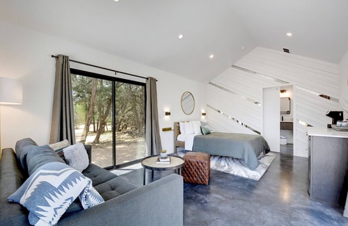 Dripping Springs Hotel | Lucky Arrow Retreat - Dripping Springs