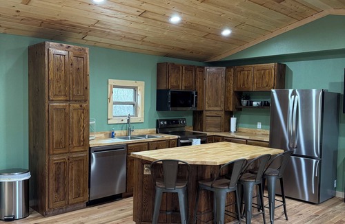 Steelville Cabin | Lucky Clover Cabin-Private Getaway 10 minutes from I-44 and Close to Floating