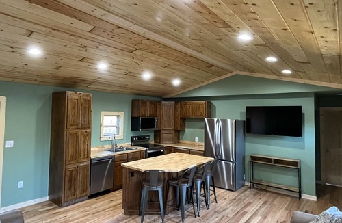 Steelville Cabin | Lucky Clover Cabin-Private Getaway 10 minutes from I-44 and Close to Floating