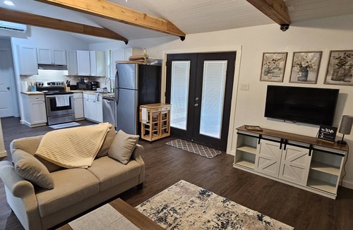 Hillister House | "Lucky Cottage" Quiet community, minutes from Naskila Casino and Restaurant!