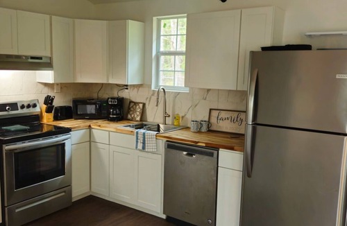 Hillister House | "Lucky Cottage" Quiet community, minutes from Naskila Casino and Restaurant!