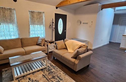 Hillister House | "Lucky Cottage" Quiet community, minutes from Naskila Casino and Restaurant!