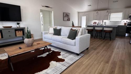 Thackerville House | Lucky Cowboy Lodge Near WinStar - Cozy 3BR Home