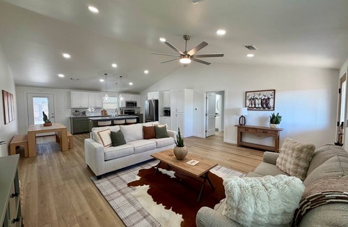 Thackerville House | Lucky Cowboy Lodge Near WinStar - Cozy 3BR Home