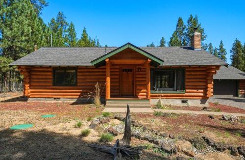La Pine House | Lucky Logger Cute and Cozy Cabin Getaway