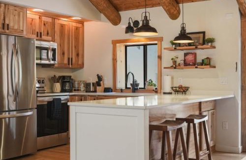 La Pine House | Lucky Logger Cute and Cozy Cabin Getaway