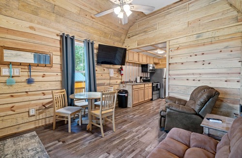 Glenwood Cabin | Lucky's Canoe & Kayak Cabin #1 - Caddo River Access!