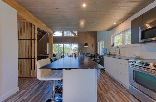 Lac-aux-Sables Ski Chalet | Luft Skift Spa - Waterfront & Private Spa
