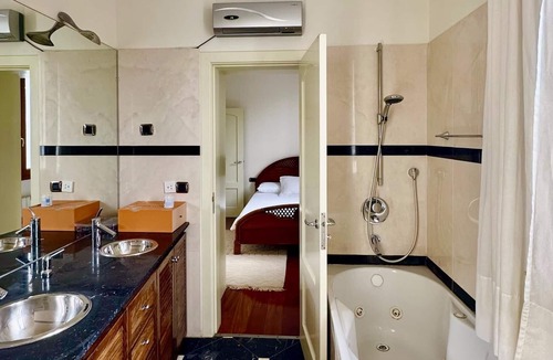 Sant Cugat del Valles Villa | Lujosa casa en Barcelona ¡con piscina!