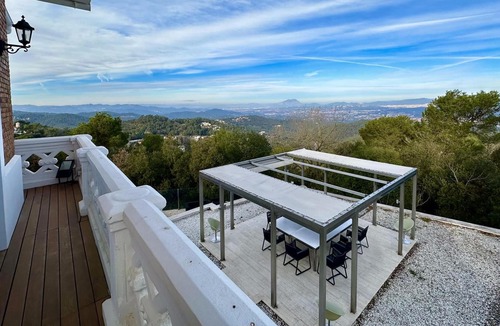 Sant Cugat del Valles Villa | Lujosa casa en Barcelona ¡con piscina!