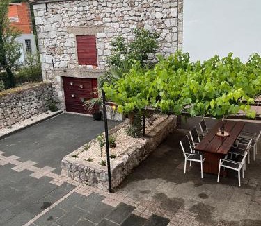 Drivenik House | Lukari Vacation Home
