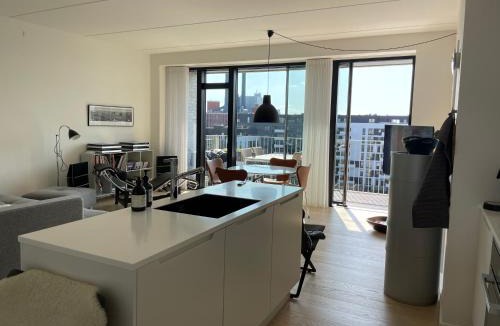Copenhagen SV Apartment | Luksuslejlighed på 7 sal med elevator, vestvendt altan og udsigt over havn og by
