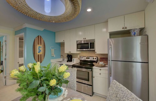 Siesta Key Village Condo | LuLu Kemp Ridley | Heated Pool | BBQ | 4 Min Walk to Beach | Near Shops | Downstairs