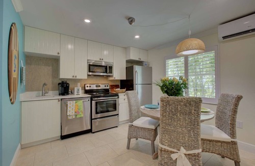 Siesta Key Village Condo | LuLu Kemp Ridley | Heated Pool | BBQ | 4 Min Walk to Beach | Near Shops | Downstairs