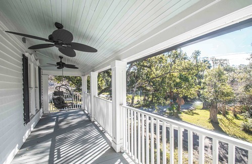 Brooksville House | LULU Street Retreat-Historic Home in Brooksvillen12 miles from Cabot Farms Golf