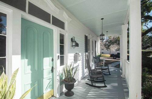 Brooksville House | LULU Street Retreat-Historic Home in Brooksvillen12 miles from Cabot Farms Golf