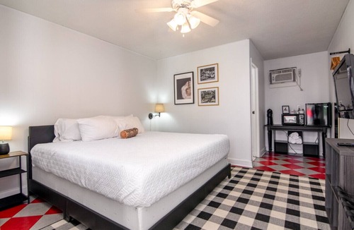 Balsam Lake Bed & Breakfast | Lumber Jill Lodge - King Studio